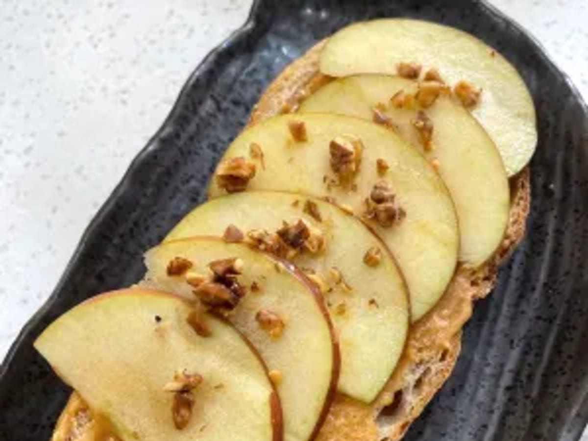 Tartine táo và bơ đậu phộng chay