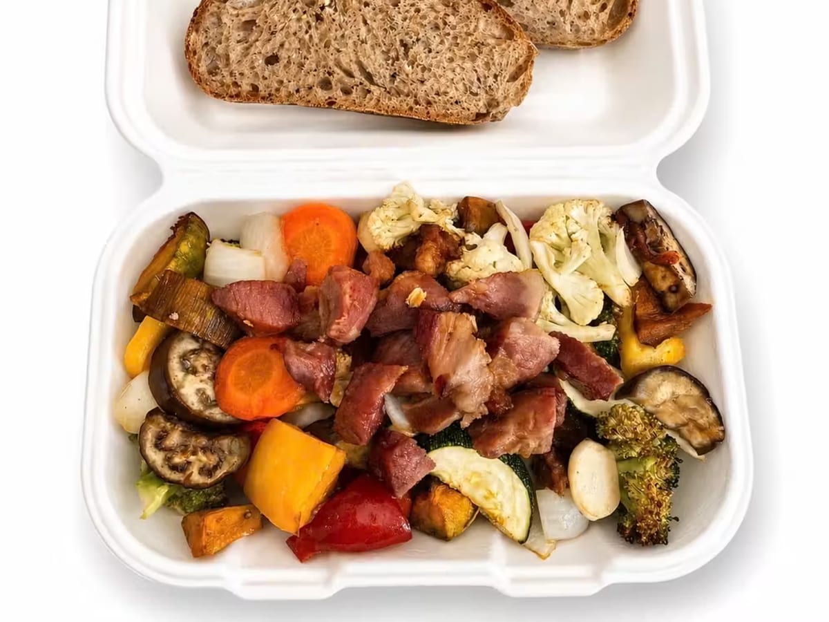 Salad thịt xông khói và rau củ nướng