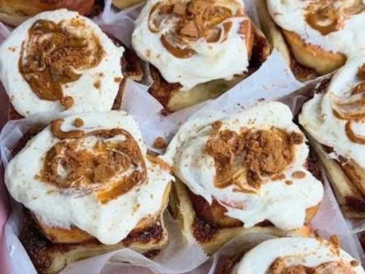Bánh cuộn quế kem phô mai Biscoff