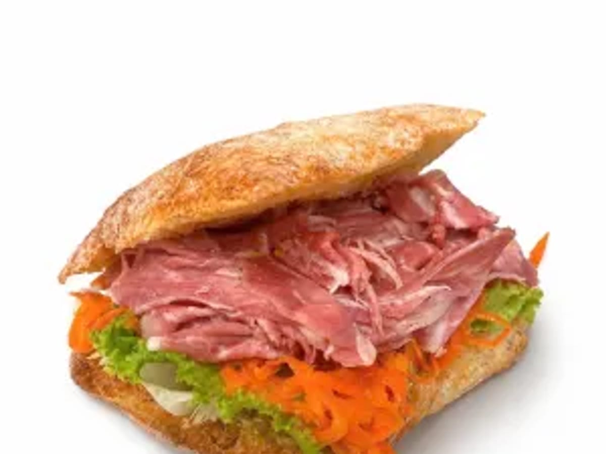 Sandwich kem phô mai, giăm bông và cà rốt bào