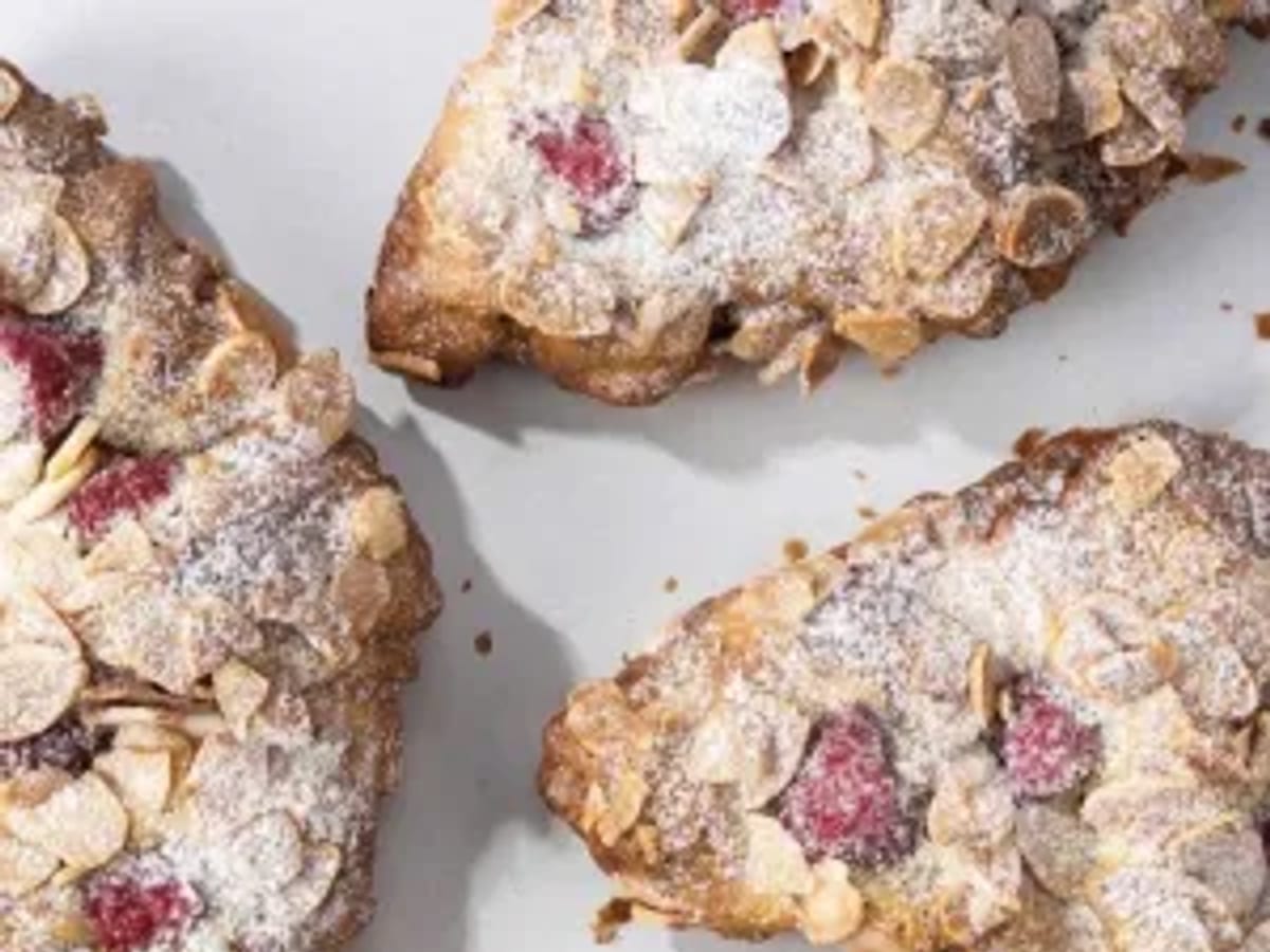 Croissant kem hạnh nhân và mâm xôi