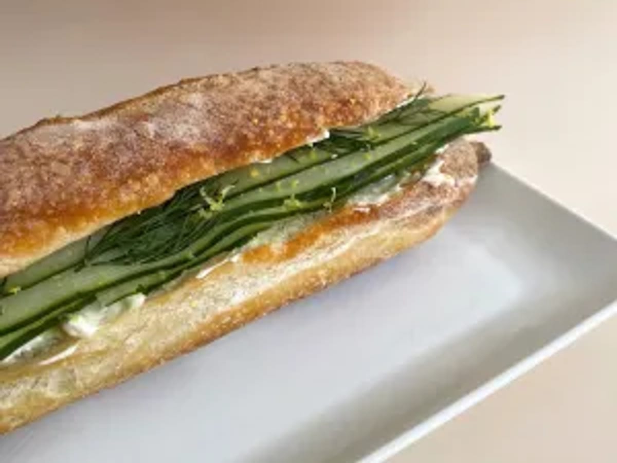Sandwich dưa leo và kem phô mai chay