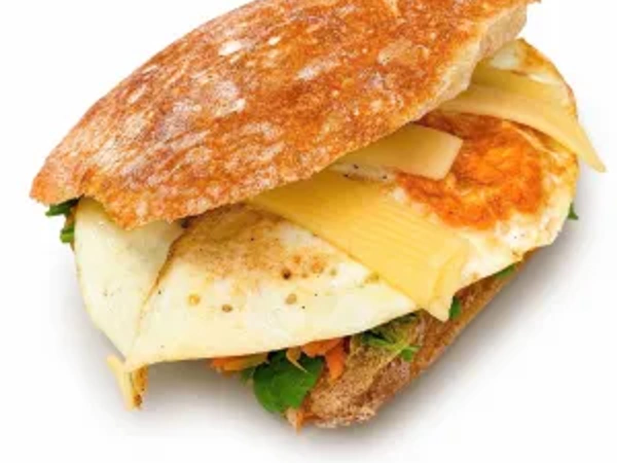 Sandwich trứng, phô mai và cà rốt bào chay