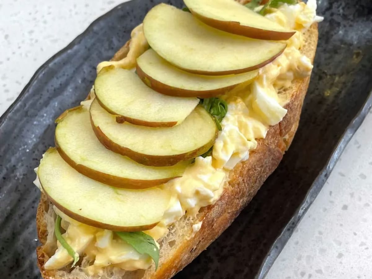 Tartine salad trứng và táo