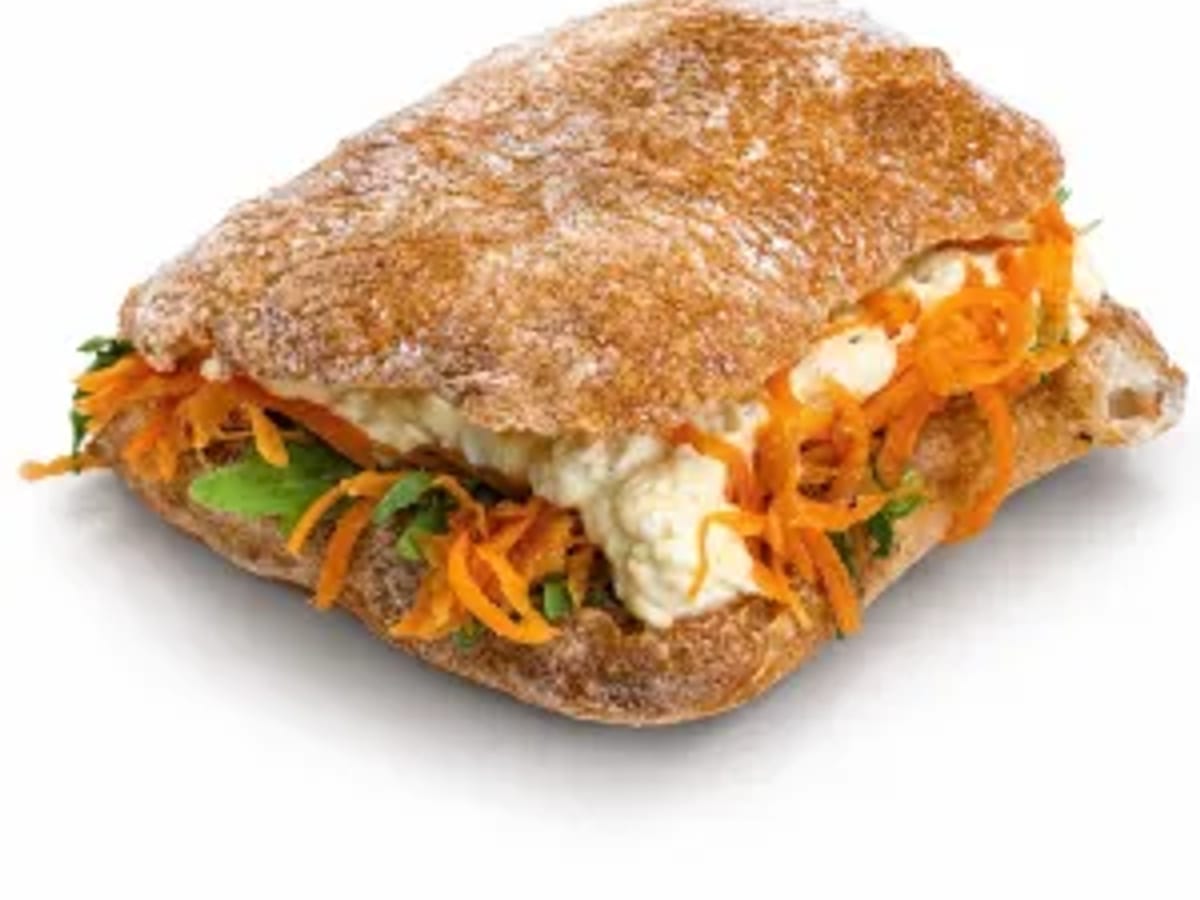 Sandwich salad trứng và cà rốt bào chay