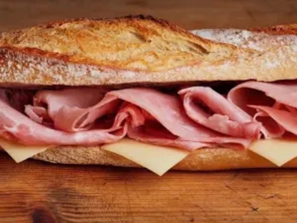 Sandwich giăm bông Emmental với bơ