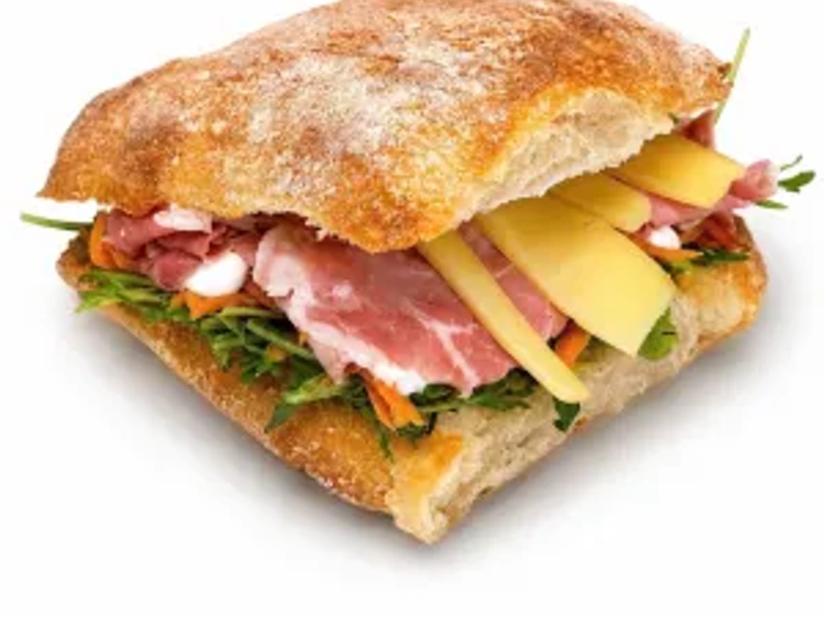 Sandwich giăm bông, phô mai và cà rốt bào
