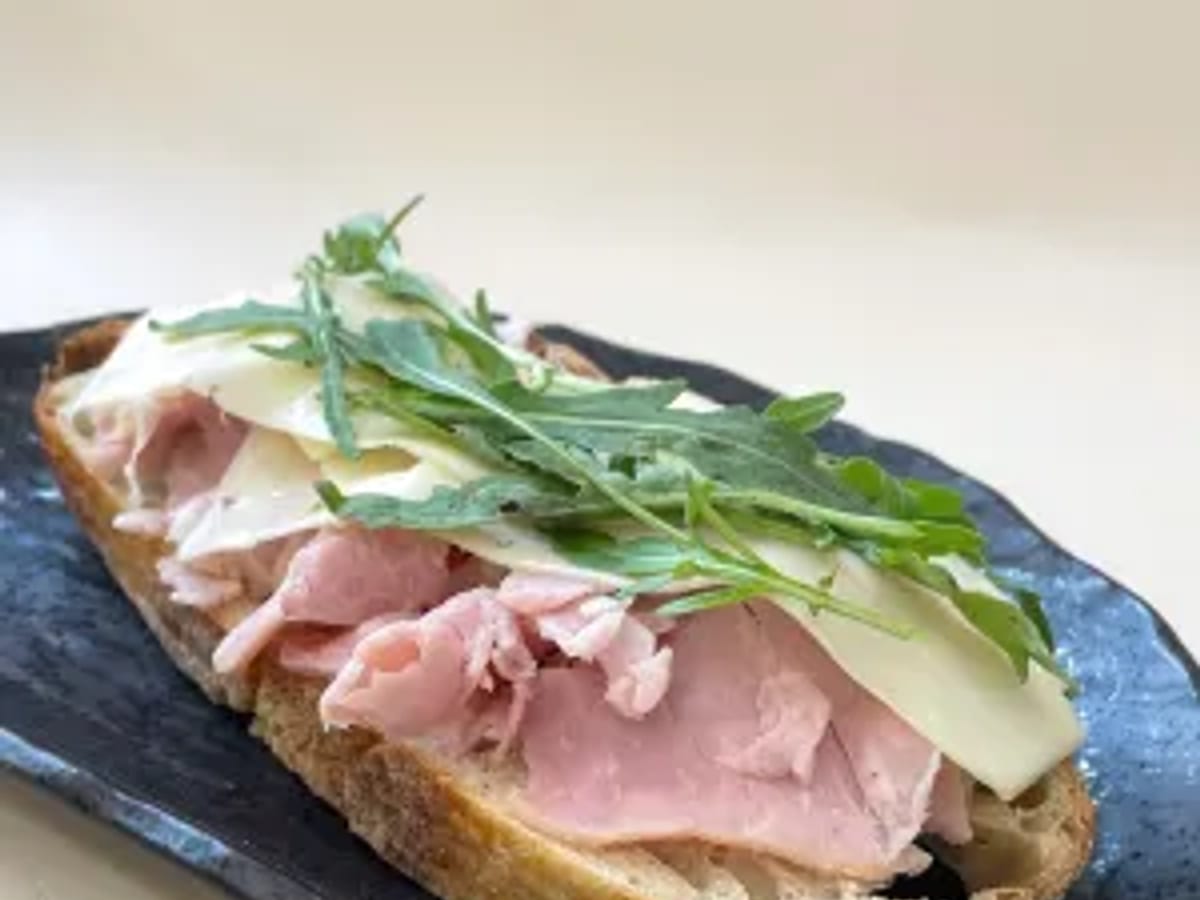 Tartine giăm bông và phô mai
