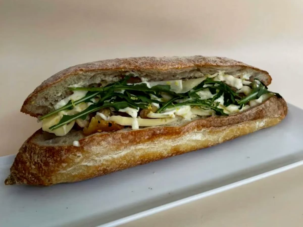 Sandwich gà sốt kem chanh