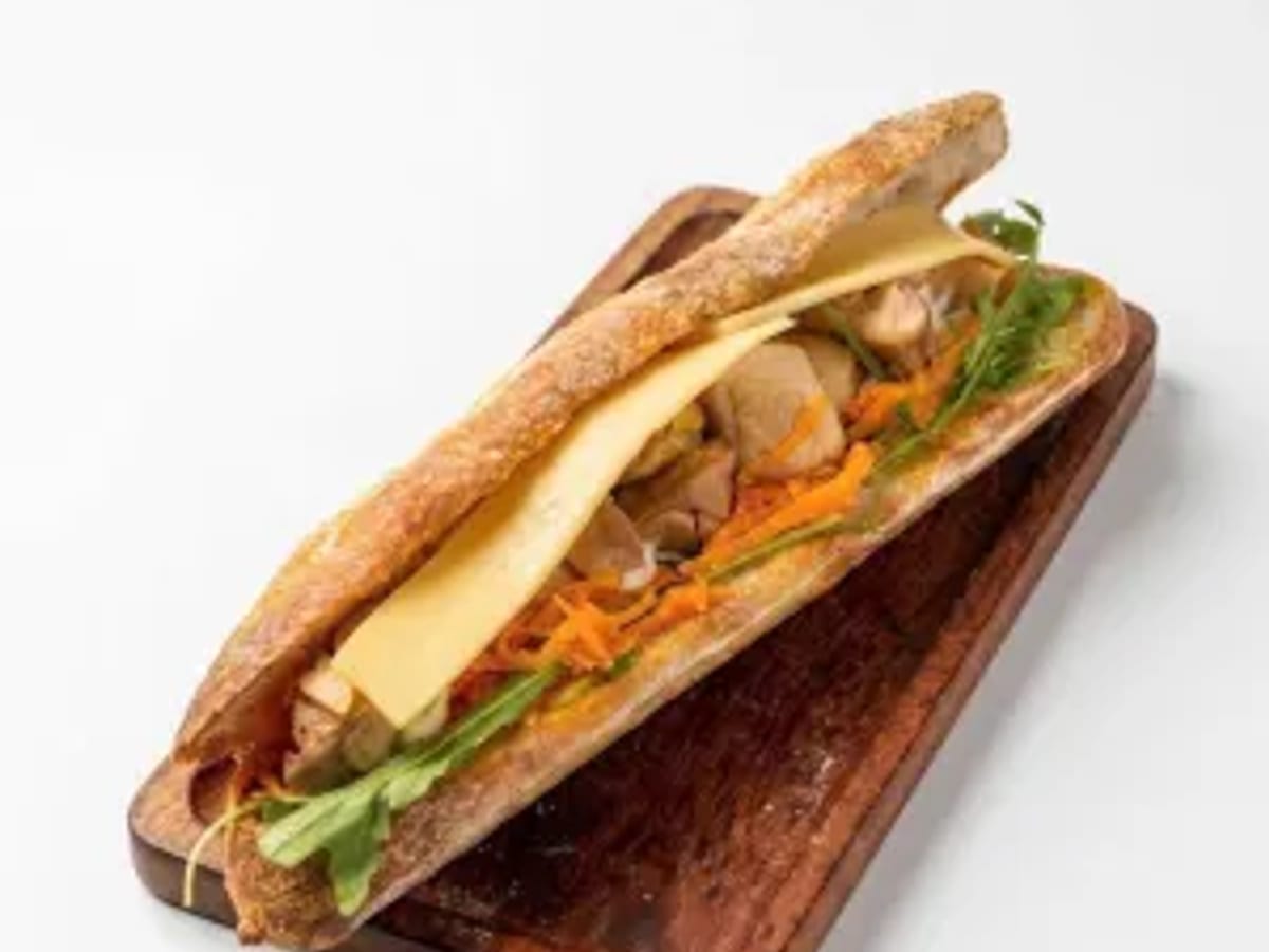 Sandwich gà sốt đậu phộng và cà rốt bào