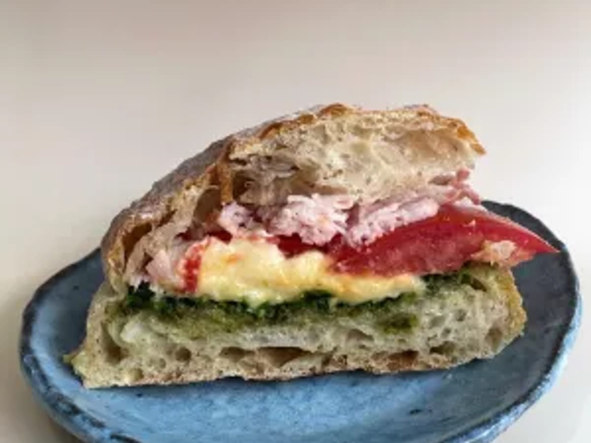 Sandwich giăm bông, pesto và stracciatella