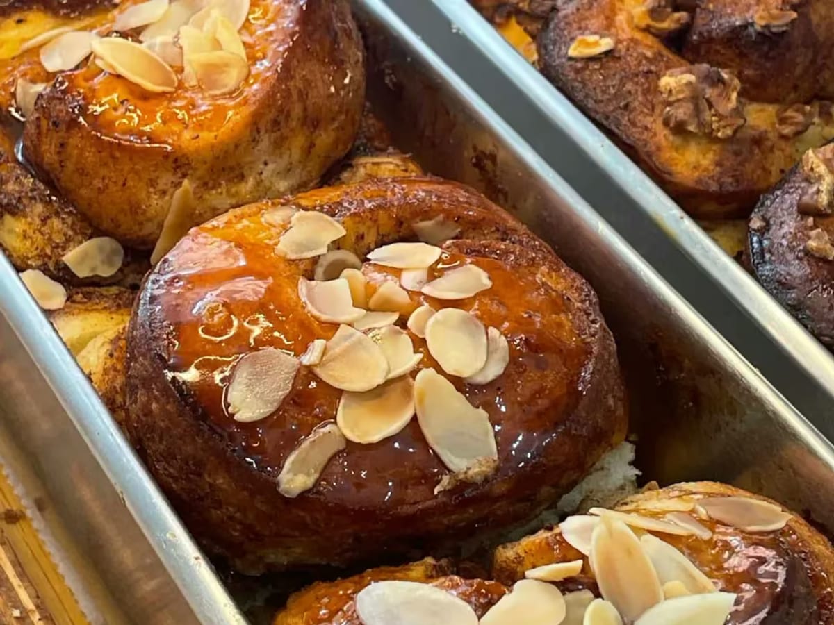 Bánh cuộn quế caramel mặn và hạnh nhân