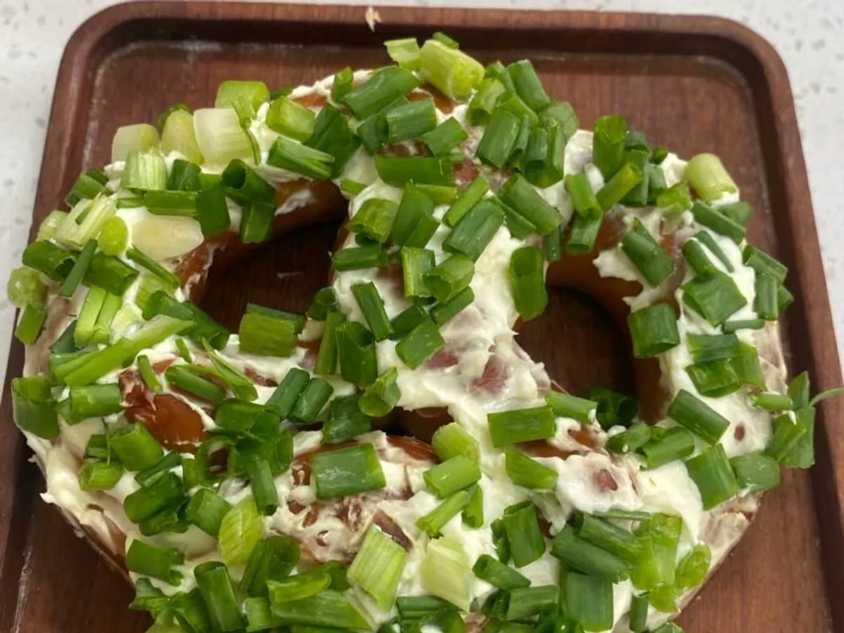 Sandwich pretzel kem phô mai và hành lá