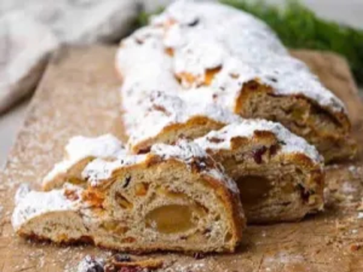 Bánh Stollen trái cây hạnh nhân