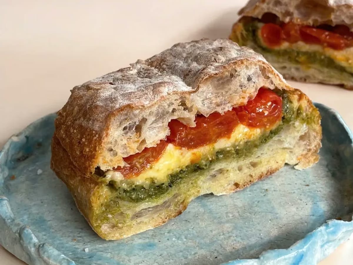 Sandwich cà chua và tỏi confit