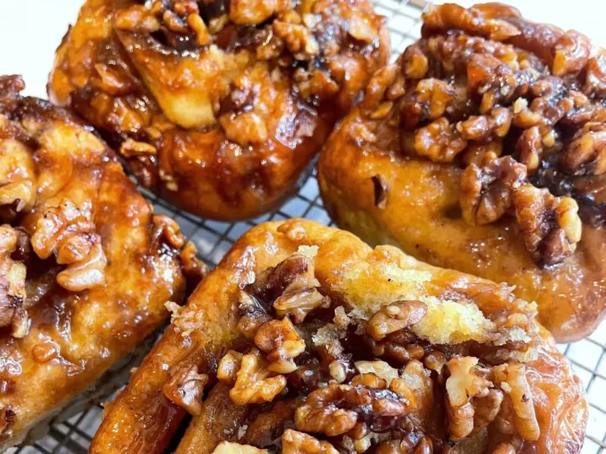 Bánh cuộn quế dính óc chó